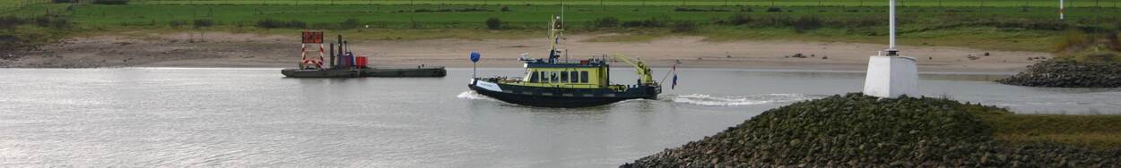 Bootje op rivier de Waal dat werkzaamheden uitvoert