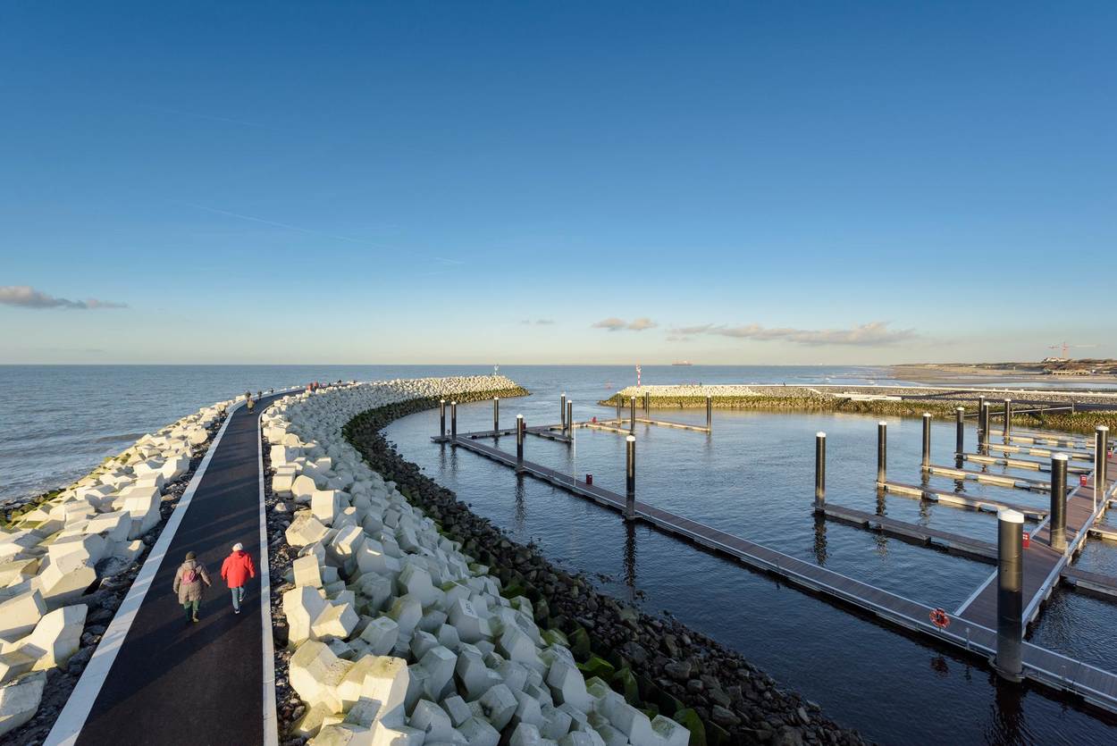 Twee mensen lopen over een pier