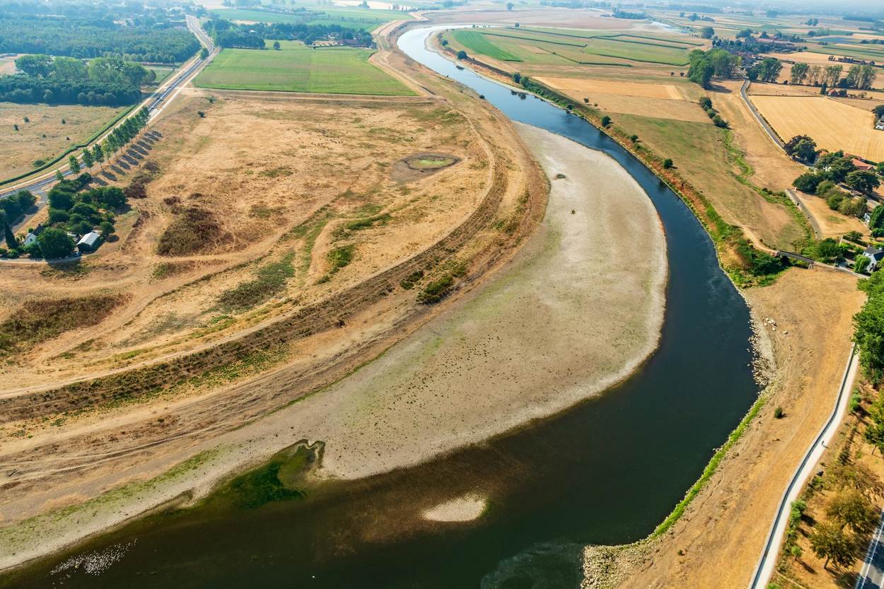 Droge en dorre kades langs een rivier