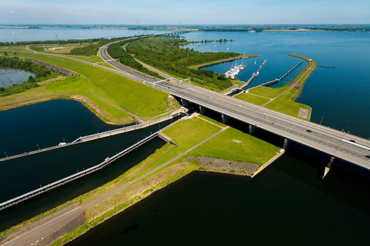 Luchtfoto van een brug