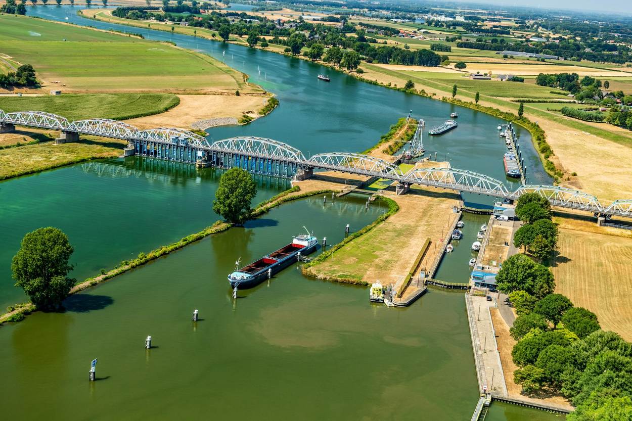 Luchtfoto van een brug