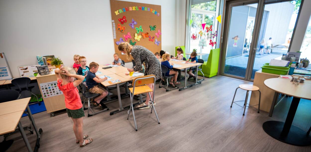 Schoolklas met spelende kinderen