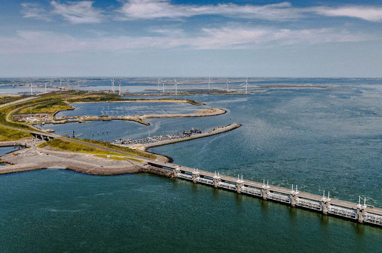 Waterkering met autoweg