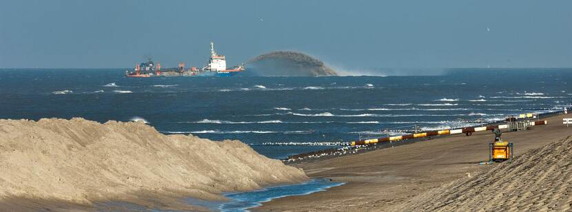 kustversterking langs de kust van Noord-Holland aan door ze te verstevigen met zand