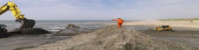 Strand met mensen die de duinen onderhouden