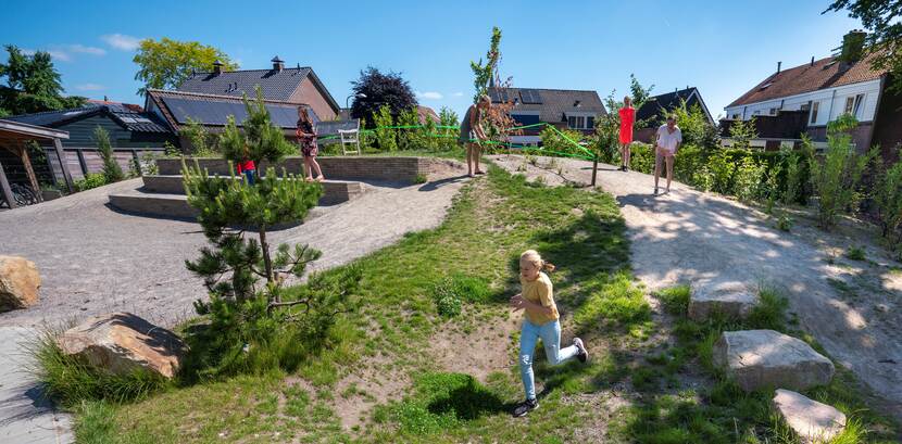 Groenblauw schoolplein Magenta Delden