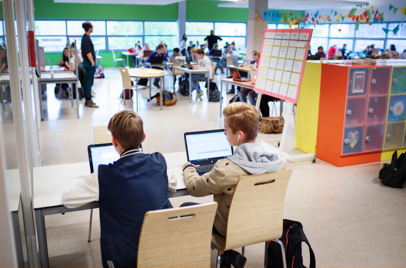 Leerlingen werken met hun laptop in het leerhuis van het Vathorst College