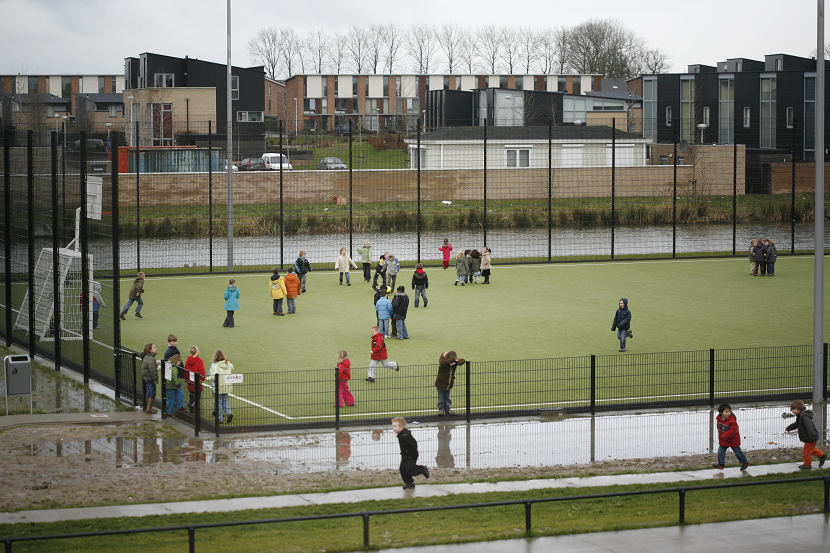 sportveld met kinderen