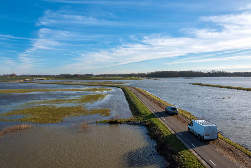 Luchtfoto van een weg door de Noordwaard