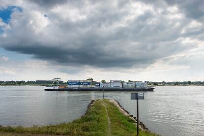 Containerschip over rivier de Waal