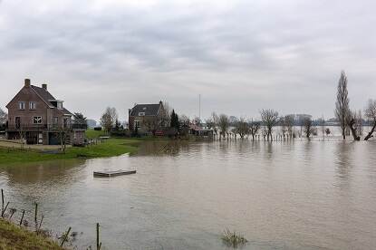 Rivier onderwater gelopen