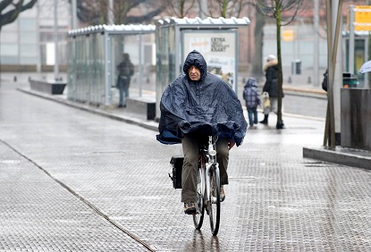 Man fietst in de regen