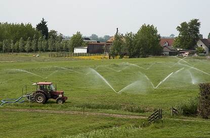 Sproeiers die het veld aan het beregenen zijn