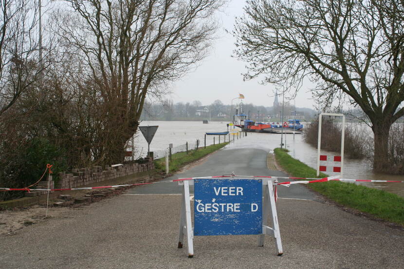 Hoogwater bij de IJssel, pont uit de vaart