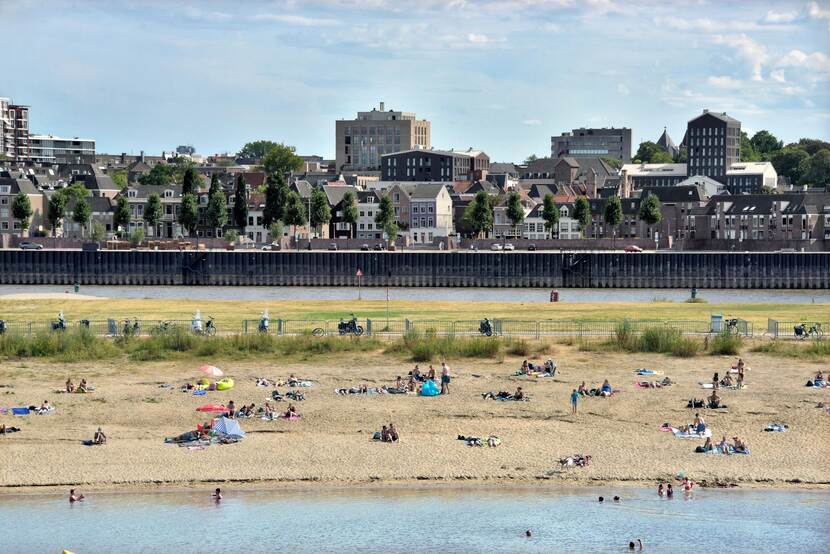 Mensen op rivierstrand in zomer