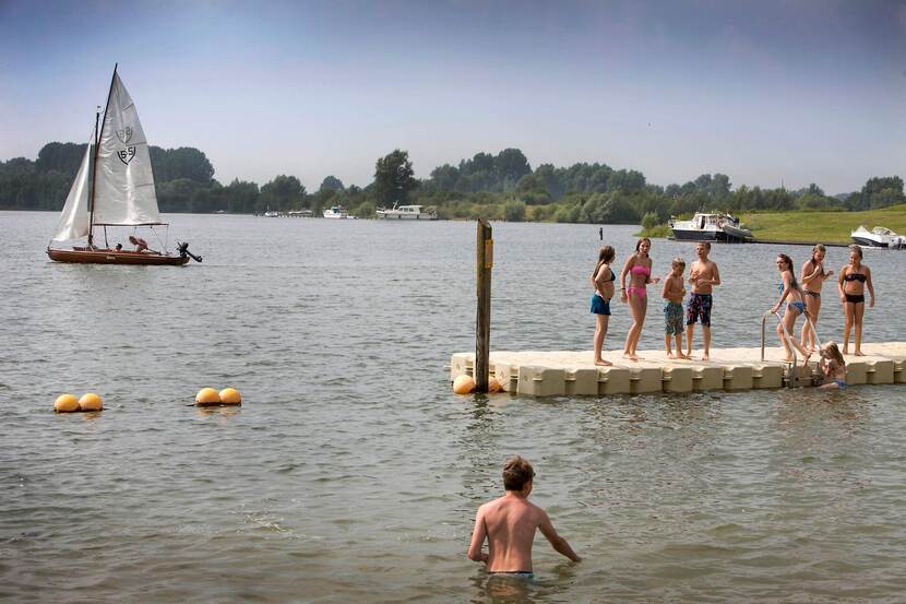 zwemmende kinderen in oppervlaktewater