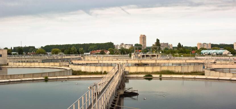 Rioolwaterzuiveringsinstallatie Harnaschpolder, ten zuiden van Rijswijk