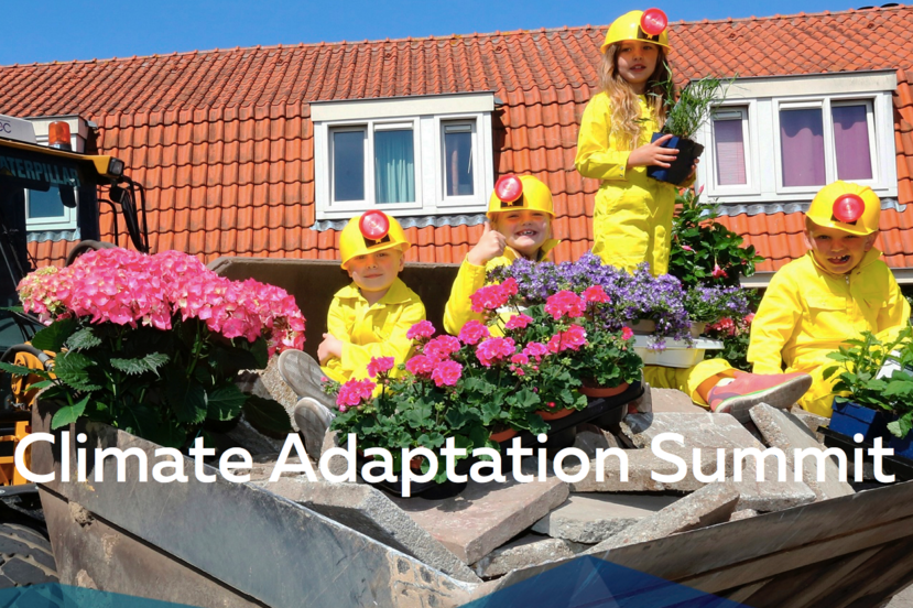 Promotiefoto Climate Adaptation Summit met kinderen die tegels vervangen voor planten