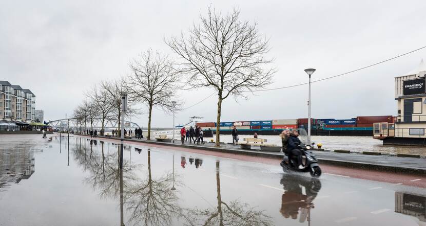 Hoogwater Waal kade Nijmegen