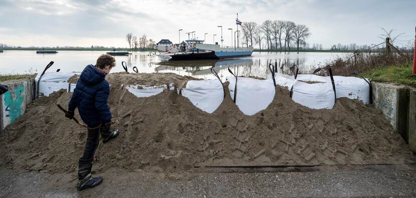 Zandzakken tegen wateroverlast van de hoog water in de Rijn
