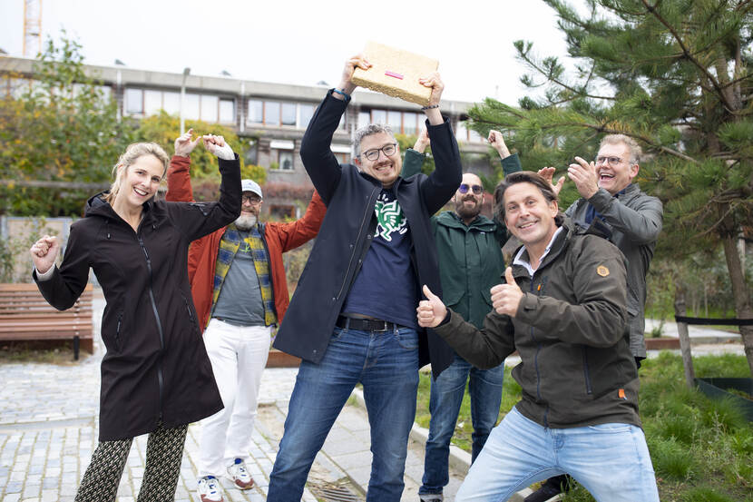 Lodewijk Hoekstra reikt prijs uit aan winnaar NK Tegelwippen Den Haag