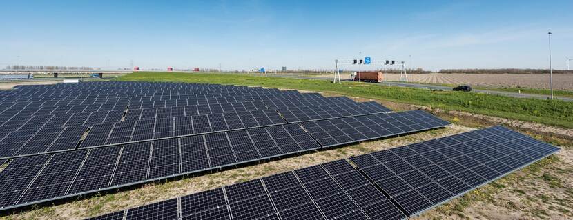 Zonnepanelenveld op knooppunt Almere