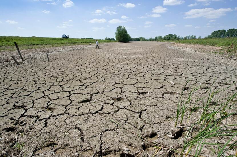 Een door langdurige droogte droogvallende poel langs de IJssel