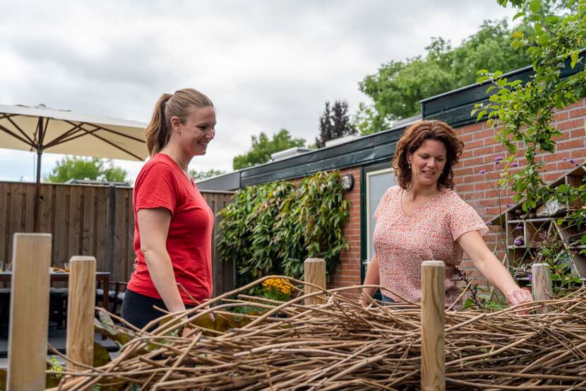 Twee vrouwen werken in tuin