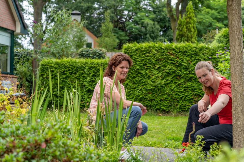 twee vrouwen in tuin