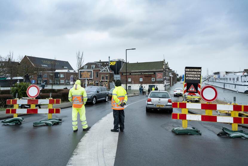 verkeer op straat tijdens hoogwater