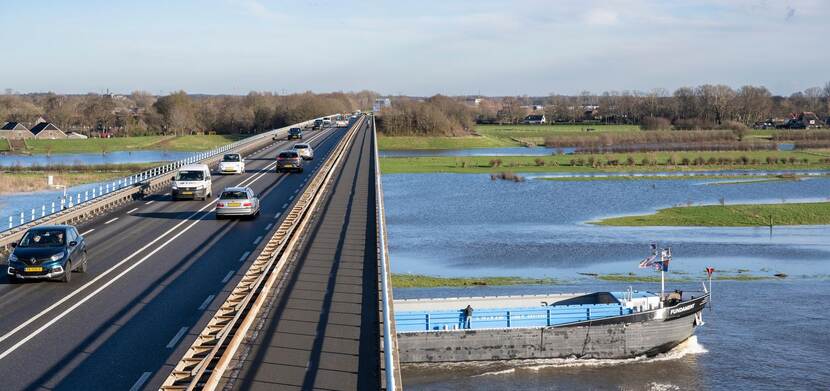 boot vaart onder brug tijdens hoogwater