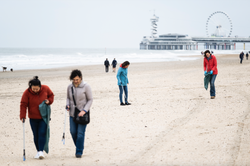 Mensen op het strand aan het strandjutten