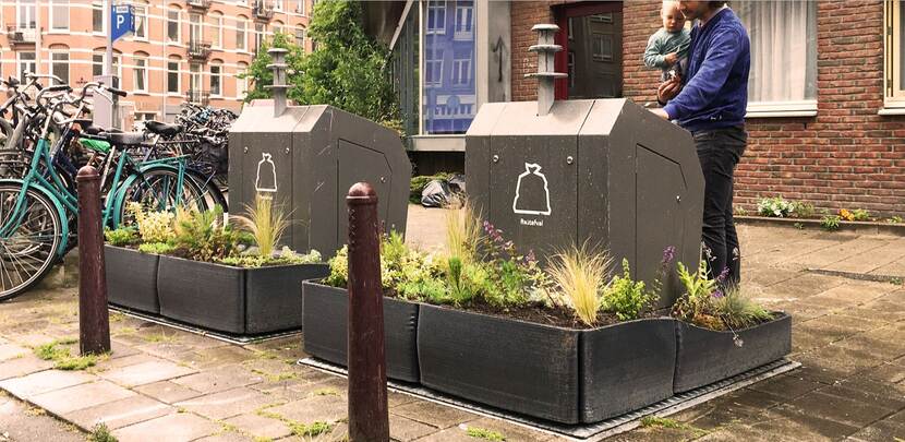 man en kind bij containertuintje