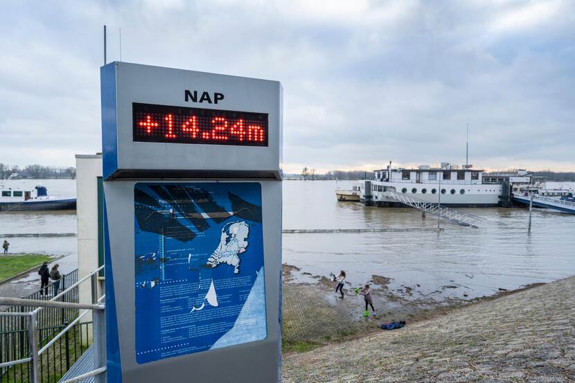 Infobord hoogte waterstanden naast rivier