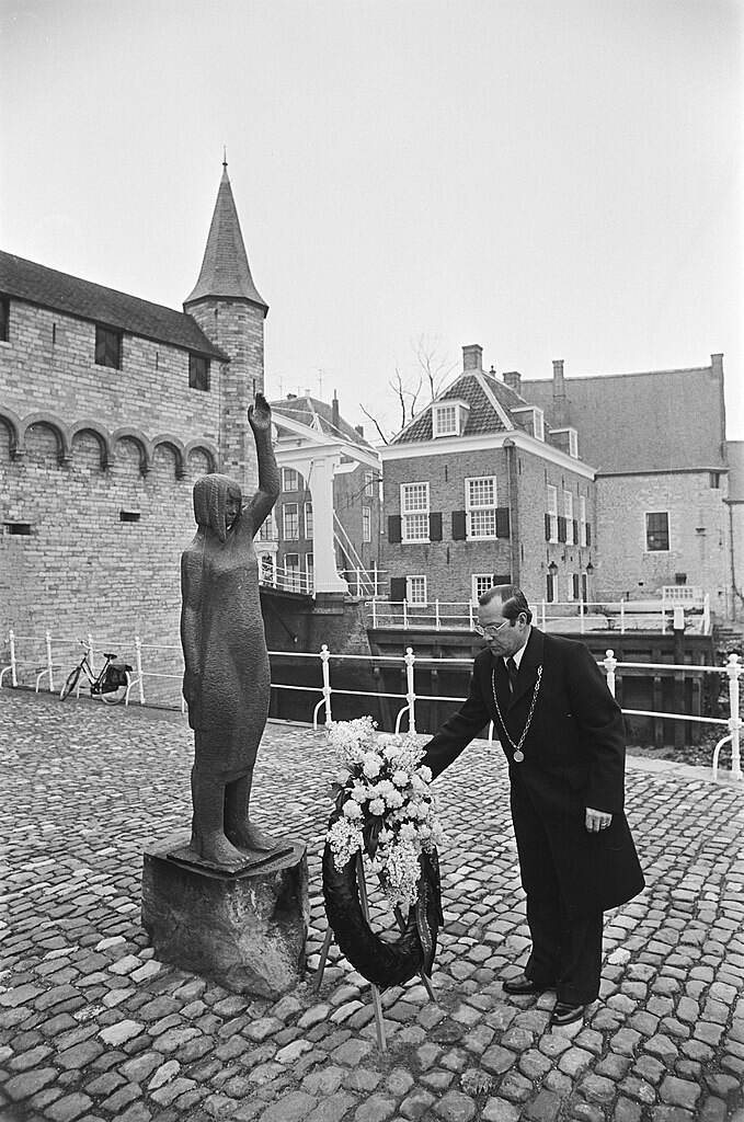 Herdenking watersnoodramp, burgemeester legt krans