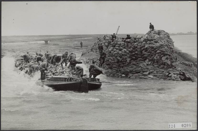 Watersnoodramp 1953, gat in dijk wordt gedicht