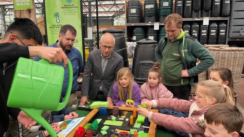 kinderen rondom klimaattafel met gieter