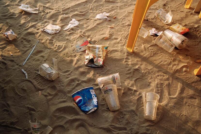 Verschillende plastic voorwerpen op het strand