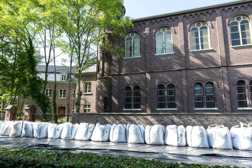 zandzakkenmuur in Limburg