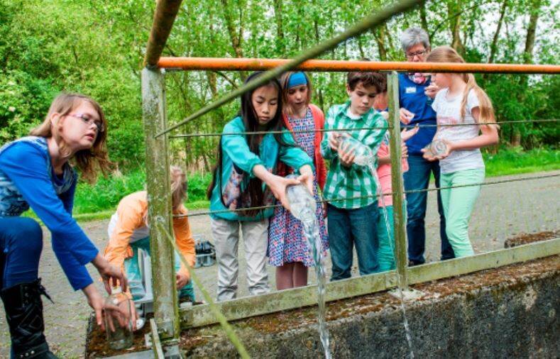 Leerlingen aan het werk met de opdrachten voor de Poepfabriek  in waterschap de dommel