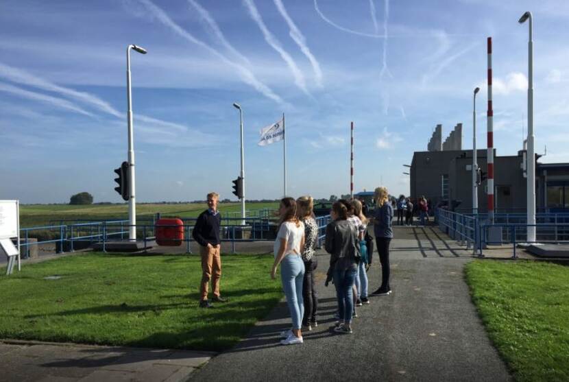 Uitleg bij de sluis in Nieuwe Statenzijl in Hunze en Aa's