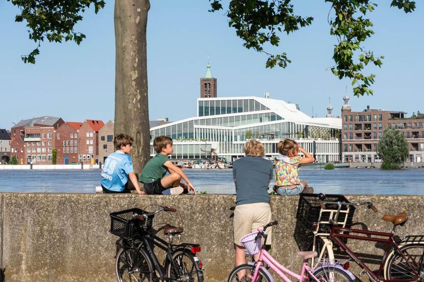 Mensen rusten uit aan een oever in waterschap Limburg