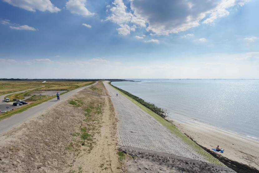 Dijk van waterschap Scheldestromen aan de noordkant van de Oosterschelde