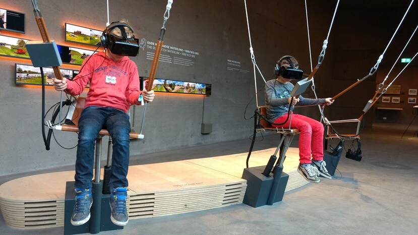 Kinderen hebben virtual reality brillen op in het Waterliniemuseum