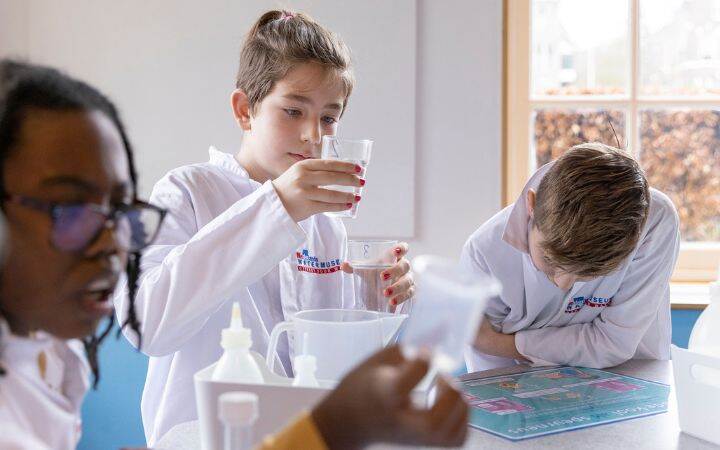 kinderen in waterlab