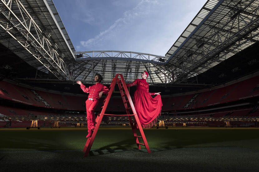 2 kunstenaars midden in de Arena (voetbalstadion)