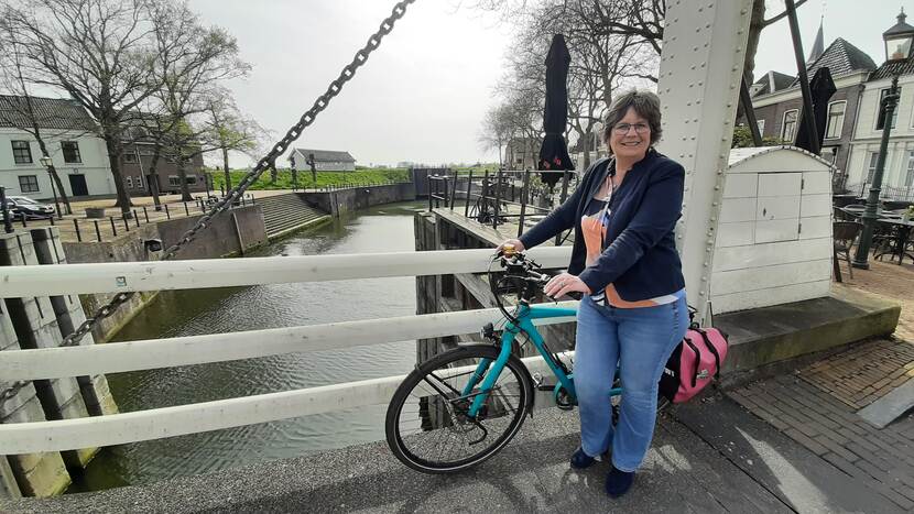 vrouw op fiets op brug