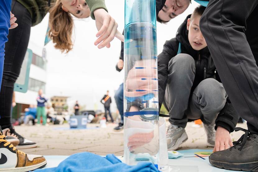 kinderen voeren waterproef uit