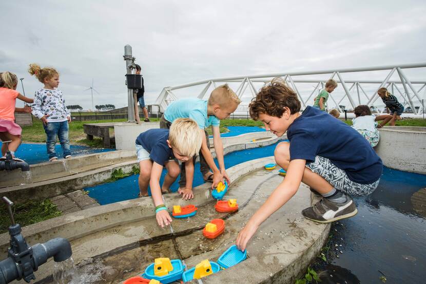 kinderen spelen bij Keringshuis