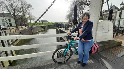 vrouw op fiets op brug